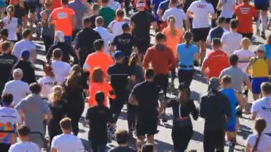 Kyiv, Ukrayna - 22 Nisan 2018: Kiev, Ukrayna 'da şehir maratonu koşan insanlar.