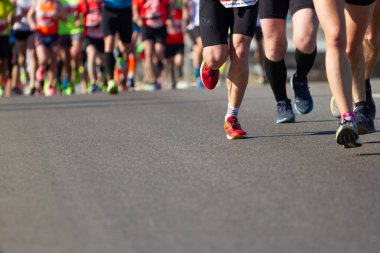 Kyiv, Ukrayna - 22 Nisan 2018: Ukrayna 'nın Kyiv kentinde yarı maraton koşan sporcu bacakları