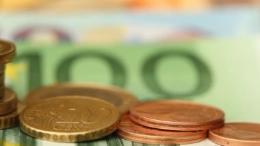 Banknotların üzerine bir yığın Euro para ve bir kaydırıcı
