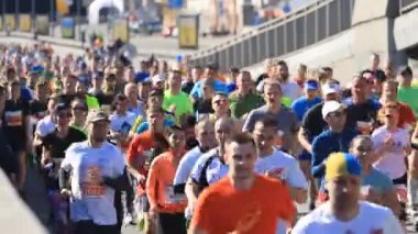 Kyiv, Ukrayna - 22 Nisan 2018: Ukrayna 'nın Kyiv kentinde halk sokak maratonunda koşuyor