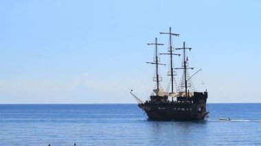 Kemer, Türkiye - 20 Haziran 2018: Türkiye 'nin Antalya kentinde denize açılan turist korsan gemisi