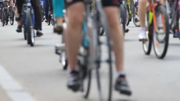 Promenade Vélo Long Une Rue Ville Beaucoup Gens — Video