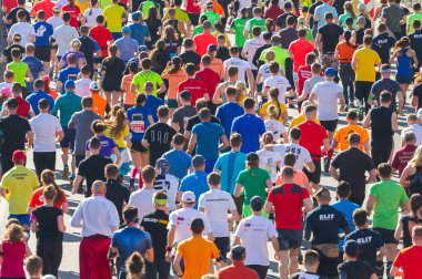 Kyiv, Ukrayna - 22 Nisan 2018: Kiev, Ukrayna 'da şehir maratonu koşan insanlar.
