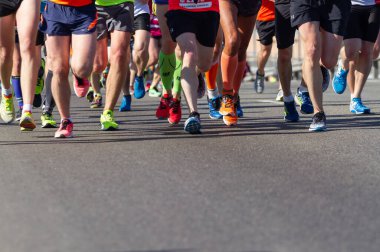 Kyiv, Ukrayna - 22 Nisan 2018: Kiev, Ukrayna 'da şehir maratonu koşan insanlar.