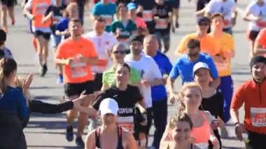 Kyiv, Ukrayna - 22 Nisan 2018: İnsanlar Ukrayna 'nın başkenti Kyiv' de düzenlenen maratonda koşucuları selamlıyor