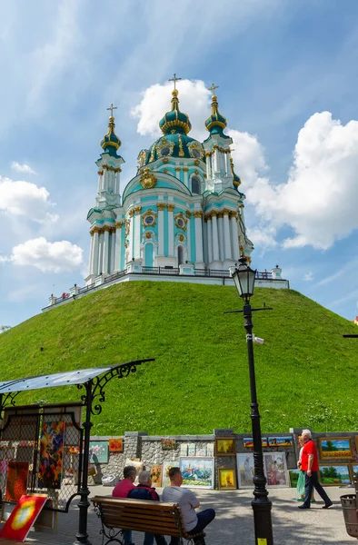 キエフウクライナ 2019年5月26日 聖アンドリュー教会ウクライナのキエフで春の晴れた日に観光客と — ストック写真