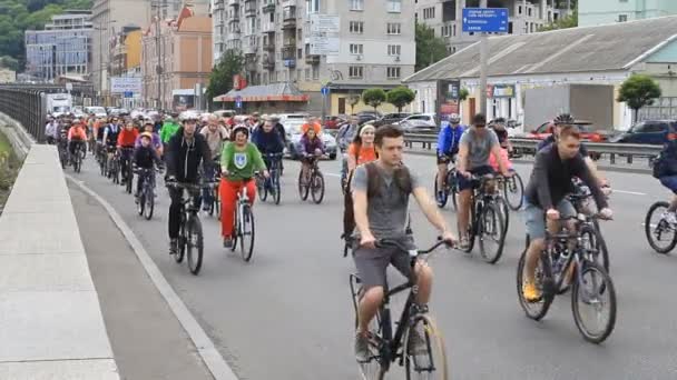 キエフ ウクライナ 2017年5月27日 人々はウクライナのキエフでアマチュア自転車に乗って自転車で行く — ストック動画