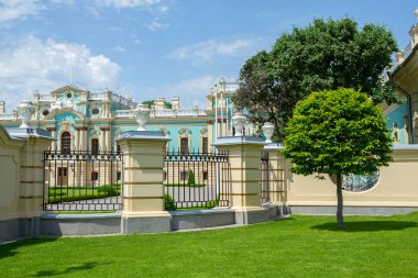 Kyiv, Ukrayna - 29 Mayıs 2019: Ukrayna 'nın Kyiv kentindeki Mariinsky sarayının ön cephesi ve kapısı