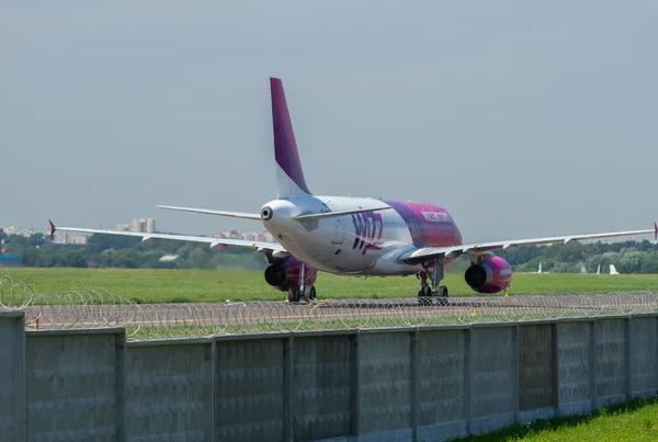 Kijów Ukraina Lipca 2013 Plan Samolotu Wizzair Airlines Lotnisku Zhuliany — Zdjęcie stockowe