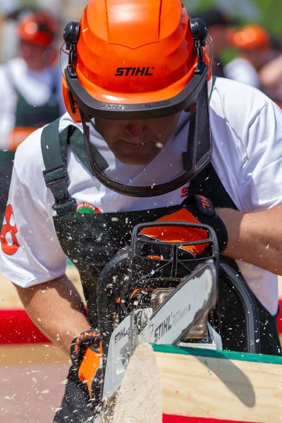 Vyshgorod Oekraïne Mei 2013 Man Met Kettingzaag Stihl Een Beschermend — Stockfoto