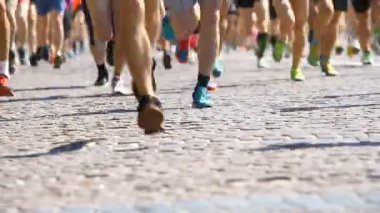 Kyiv 'de atletlerin bacakları yarım maraton koşuyor