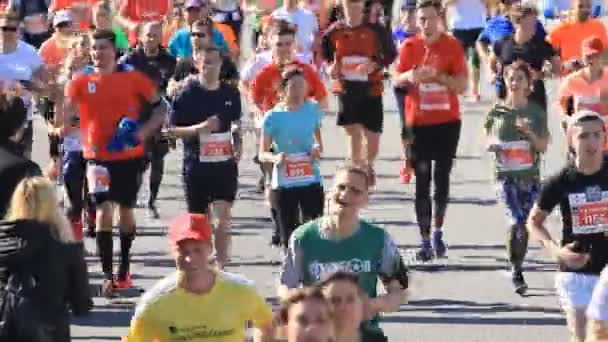 Kyiv Ukraine April 2018 Fans Greeting People Runners Marathon Kyiv — Stock Video