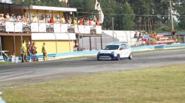 Kyiv, Ukrayna - 06 Temmuz 2013: Ukrayna 'nın başkenti Kyiv' de düzenlenen Autodrom Chaika 'da Ford sınıfı otomobil yarışı 