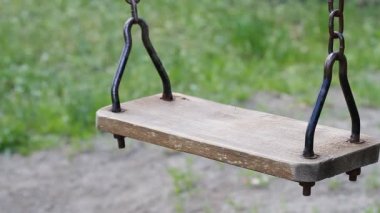  Çocuk parkında zincirli bir salıncağın yakın çekimi