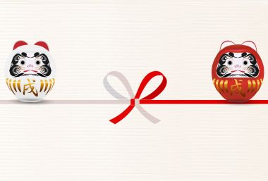 Köpek kırmızı ve beyaz arka plan yeni yıl kartları