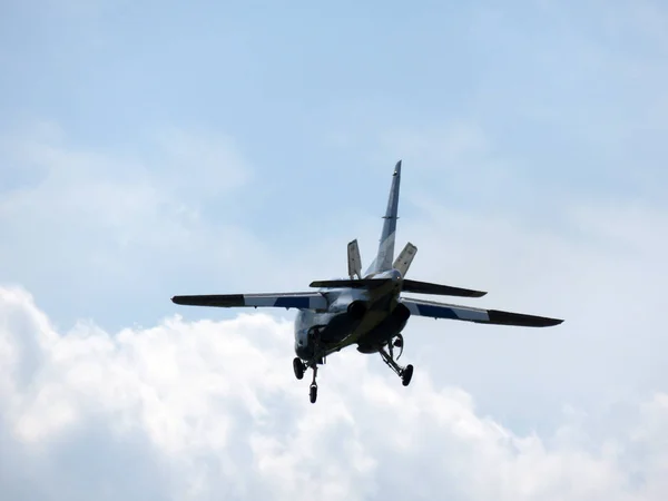 Blu Impulso aereo cielo sfondo — Foto Stock