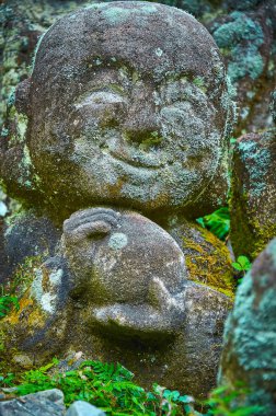 Gülen yüz ile yontulmuş taş heykel