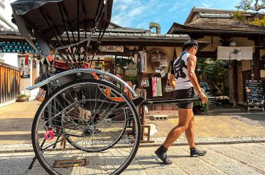 Daiunin, Kyoto, Japonya - 18 Ekim 2016: Çekçek adam görevinden geri dönüyor