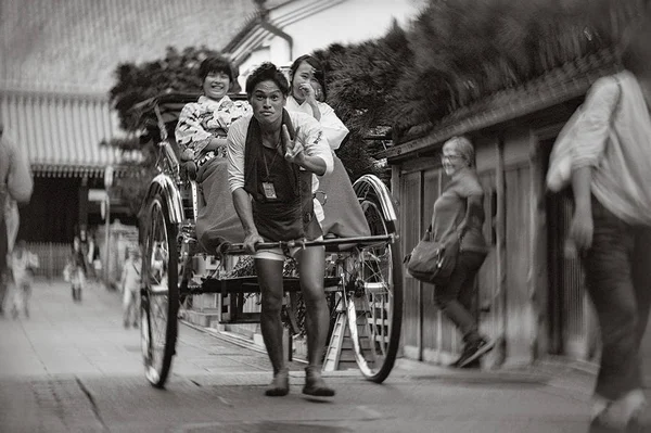 Daiunin, Kyoto, Japão - 18 de outubro de 2016: RICKSHAW MAN, THE ENTERTAINER . — Fotografia de Stock