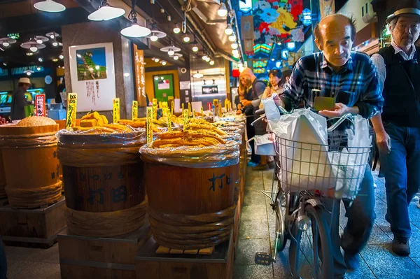 Velho homem & bicicleta cheia de comida — Fotografia de Stock