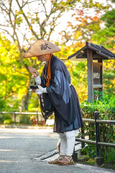 JAPANESE ZEN ORÇAMENTO MONK CHANTING . — Fotografia de Stock