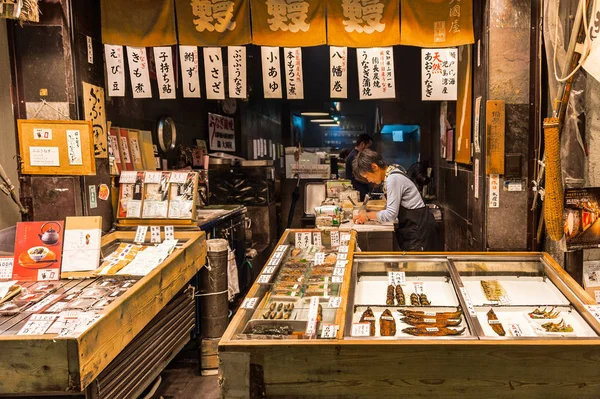 魚屋、魚の目利き店 — ストック写真