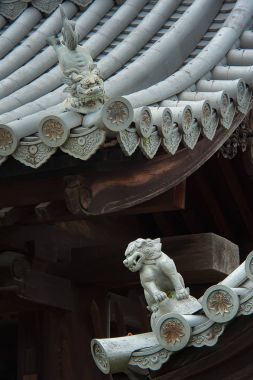 Çatıda mistik aslan heykelleri