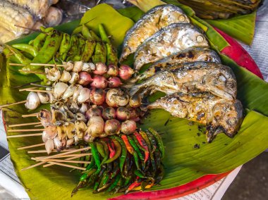Ahşap sopa üzerinde mangal çeşitleri.