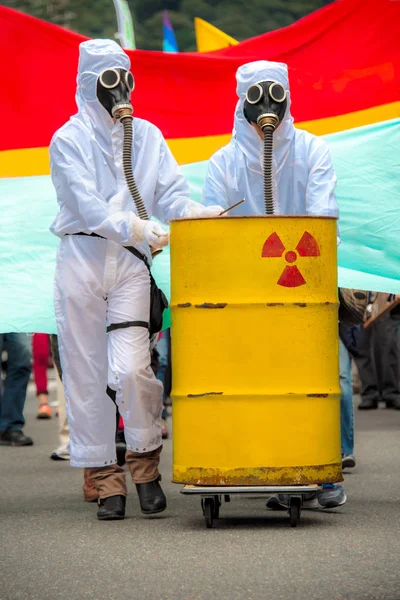 Dos hombres en traje de peligro biológico y máscara de gas . — Foto de Stock