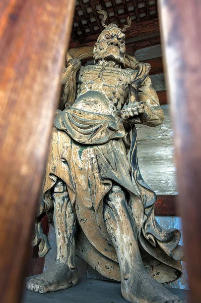 Uma estátua gigante mitológica de madeira está guardando o templo . — Fotografia de Stock