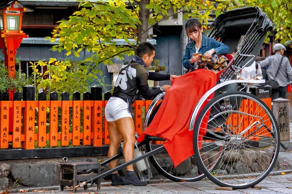 人力车乘坐出租车. — 图库照片