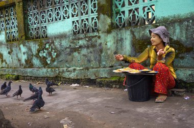 Yangon, Myanmar - 21 Ekim, 2017: güvercin Yangon Chinatown mahallede bir kaldırımda gıda satan Birmanya sokak satıcısı.