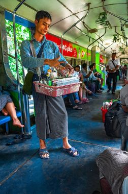Yangon, Myanmar - 22 Ekim 2017: Yangon dairesel satırındaki satıcı areca somun ile sönmüş kireç hamur hazırlama ve müşteriye tembul yaprak sarılı. Tembul çiğneme, Myanmar kültürdür.