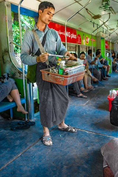 Янгон Мьянма Октября 2017 Года Продавец Круговой Линии Янгон Готовит — стоковое фото