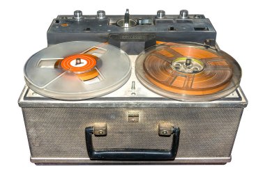 Kırpma yolunu izole beyaz zemin üzerine eski retro kaset çalar.