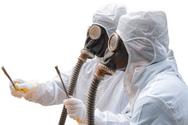 İki adam biyo-tehlike takım elbise ve gaz maskesi. Biyo-tehlike takım elbiseli iki adam, hem de esnek kauçuk tüpler nefes gaz maskeleri giymek. Onlardan biri paslı çelik çubuk çifti tutar.