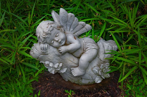 Engelchen Schläft Skulptur Eines Kleinen Engels Der Auf Einem Ast — Stockfoto
