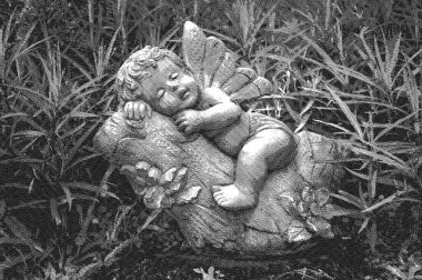 Little Angel Sleeps - Yeşil yapraklarla çevrili eski bir ağaç kütüğünün dalı üzerinde uyuyan küçük bir meleğin çizgi sanat stilini kazınmış dijital grafik illüstrasyon.