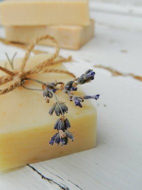 El yapımı doğal banyo spa lavanta sabun vintage ahşap zemin üzerinde. Sabun yapma. Sabun barlar. Spa, Cilt Bakımı.