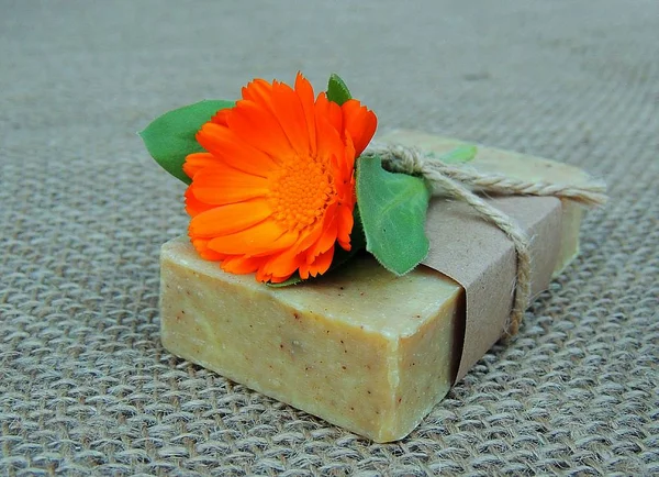 Sapone Naturale Artigianale Con Fiore Calendula Sfondo Iuta — Foto Stock