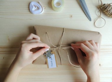 Genç kadın, bir parsel'dır sarma dikiş küçük işletme sahibi. Noel. Hediye kağıdınız fikri.