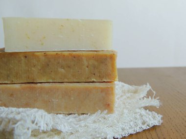 Beyaz el yapımı keten waffle doku yıkama bezi, havlu, ahşap arka plan üzerinde el yapımı Spa banyo sabun. Sabun yapma. Sabun çubukları. Spa, Cilt Bakımı.