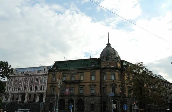 利沃夫民族志博物馆屋顶上的自由女神像 利沃夫市的历史中心 乌克兰 — 图库照片