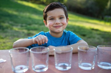 Genç yakışıklı hakkında renk Paskalya yumurtaları için
