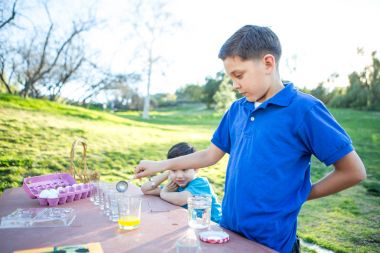 Young Boys eğleniyor Paskalya yumurta boyama
