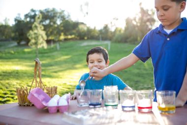 Yumurta boyama eğleniyor kardeşler 