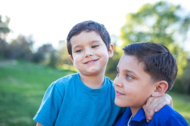 Park sarılma, kardeşler