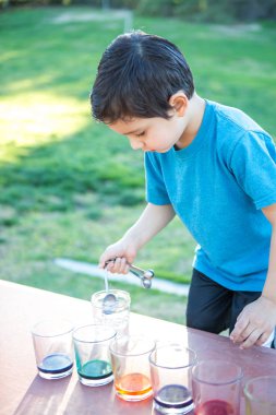 Yumurta boyama ölçme kaşık tutan genç yakışıklı