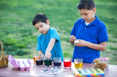 Young Boys eğleniyor Paskalya yumurta boyama