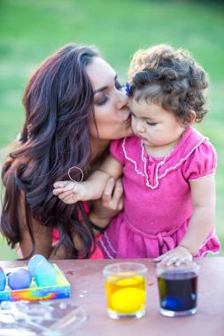 Anne ve kızı Paskalya yumurta boyama